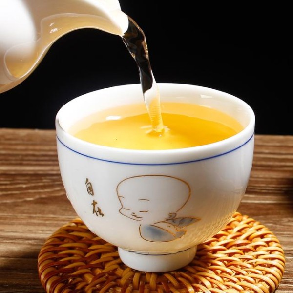 最好的休闲方式是喝茶 一杯白茶让你感受生活的惬意
