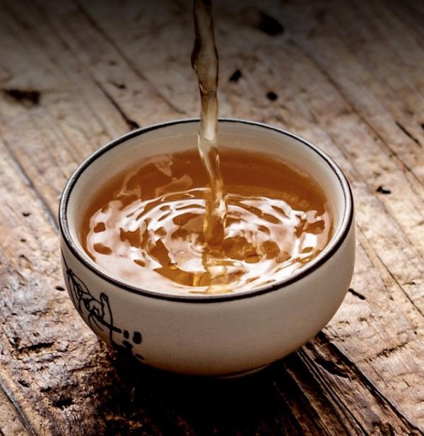 最好的休闲方式是喝茶 一杯白茶让你感受生活的惬意