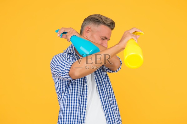 商业玻璃清洁剂。不要留下条纹。清除污垢和油脂。清洁的一天。人清理。隔离期间居家消毒的清洁小贴士。清洁外墙窗户。人握喷雾器照片摄影图片