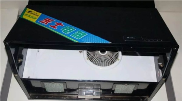 电脑主机 中度可信度描述已自动生成