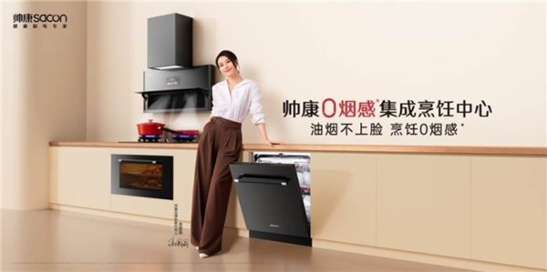 穿白色衣服的人在房间里 低可信度描述已自动生成