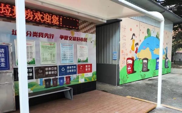 7.设在社区内惠民服务点的环保再生椅.jpg
