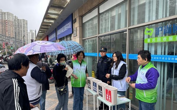 9.长阳路1678号惠民服务点垃圾分类宣传活动.jpg