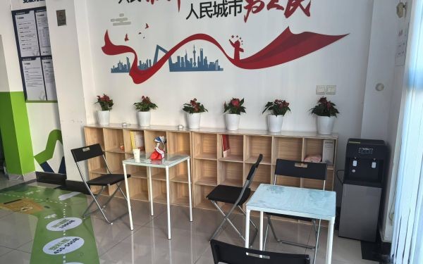 10.长阳路1678号惠民服务点垃圾分类宣传活动（细节：纸巾盒也是居民用回收手工制作的）.jpg