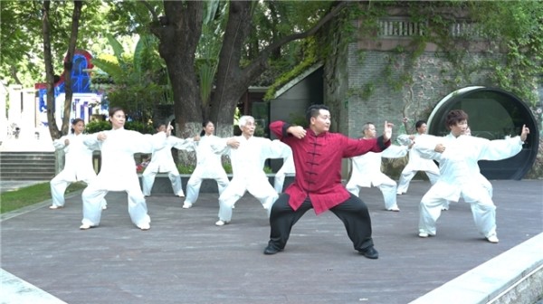 （简橙太极导师薛精医华带练太极，受访者供图）