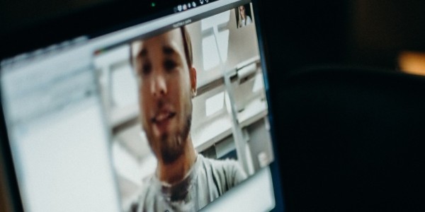 persona haciendo videoconferencia en Zoom
