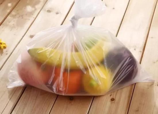 一般超市的塑料袋，几乎是不透气或者透气性很差，用来保存蔬菜、水果这类水分含量很高的食物时，效果比较差。