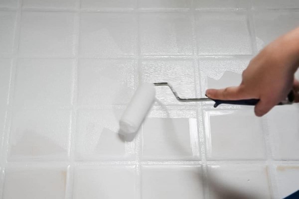 Pintar los azulejos del baño