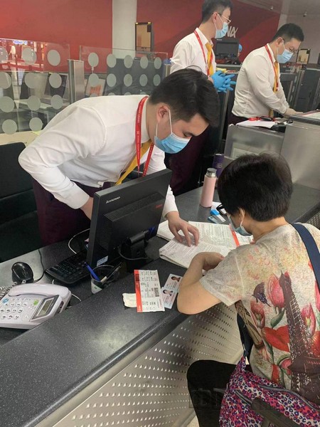 特服人员为老年旅客提供轮椅服务