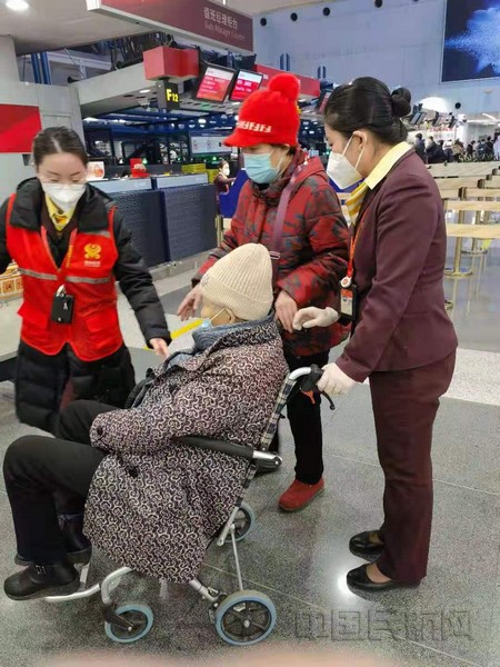 值机人员协助旅客办理无陪老人服务