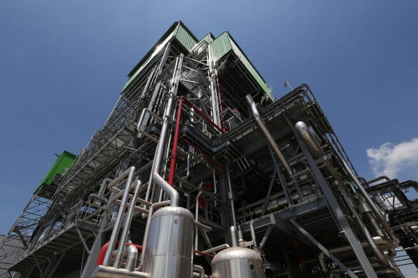 fábrica de derivados del petróleo