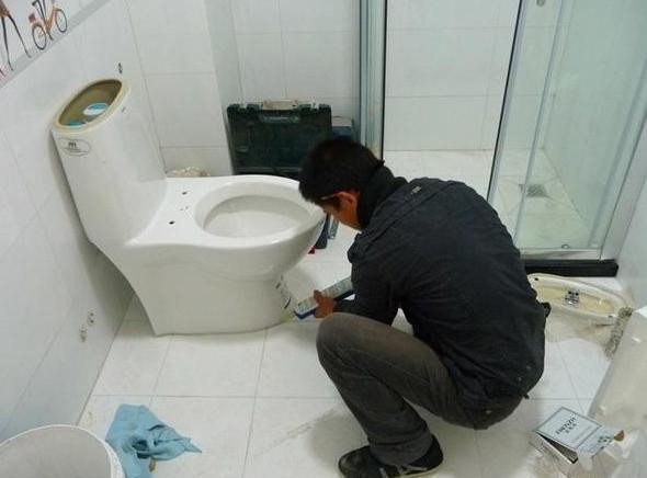 上完厕所马桶冲不干净，无冲力？老师傅教你一招，瞬间畅通无阻