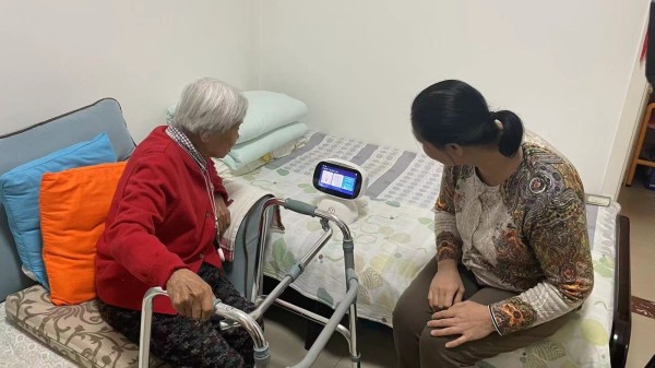 养老新体验!这个社区的老人有了新朋友——AI机器人