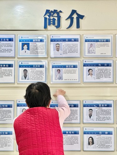 公众场合撒泼，丢脸了