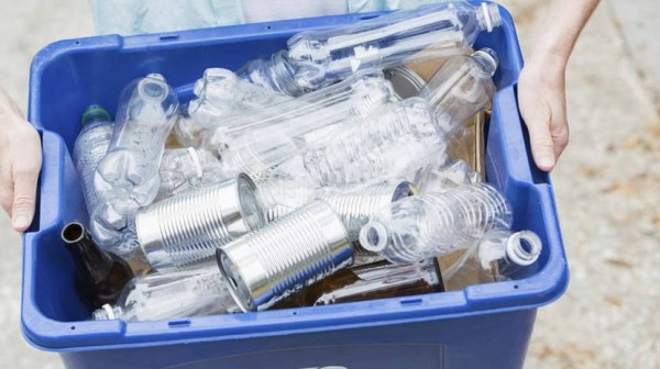 Botellas de plástico y vidrio