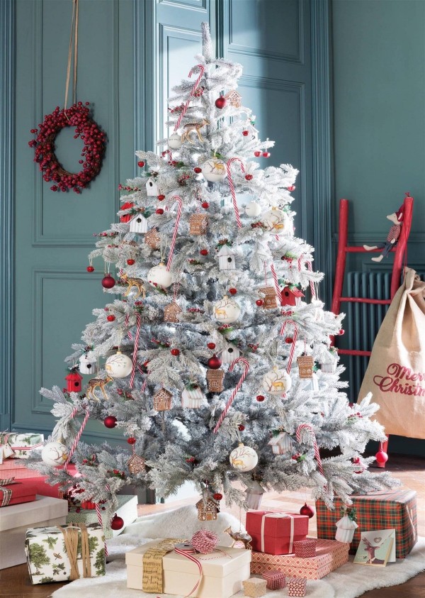 árbol de navidad blanco con adornos rojos