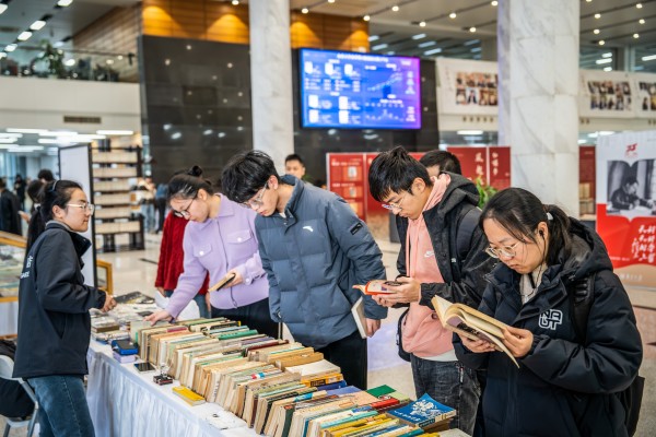 “旧书新知 书香南京”2024金陵旧书市集走进南大校园。南京日报/紫金山新闻记者 董家训 沐剑平 摄
