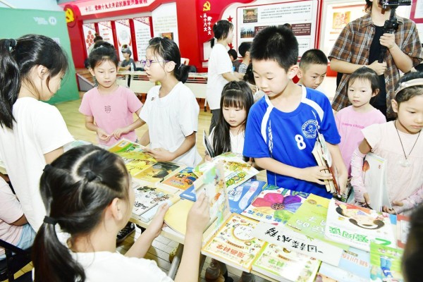 　　活动现场，孩子们置换图书，感受阅读乐趣。记者 唐建/摄