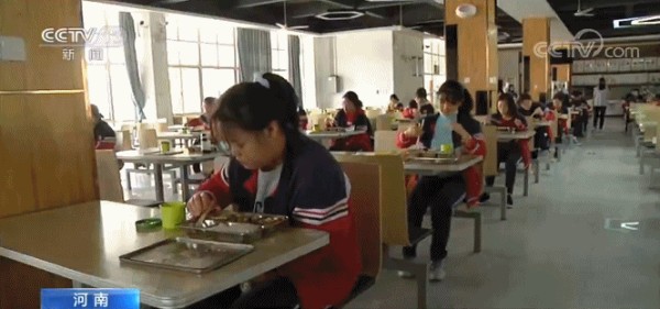 河南已开学的中学已采取“错峰用餐”的措施