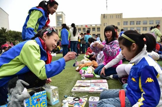 3月23日，安徽合肥市芙蓉小学举办“交换节”物品交换活动，小学生们将闲置的书籍、玩具、文具和生活用品等互相交换，各取所需。新华社记者刘军喜摄