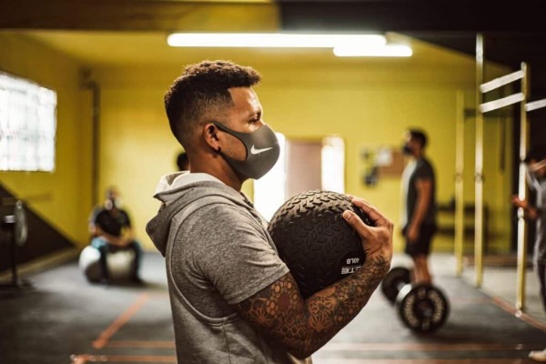 hombre haciendo entrenamiento de fuerza