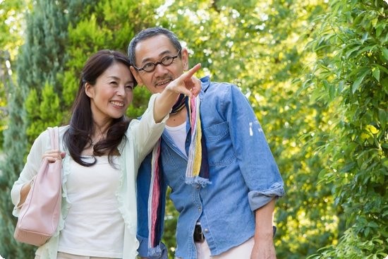 厨房瓷砖又油又粘自制清洗剂清除污渍墙面洁白如新
