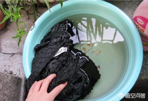 衣服掉色怎么处理让永久不掉（衣服掉色怎样延长年限）1
