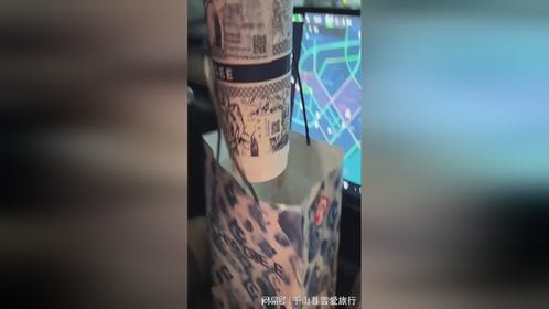 男子接女友过七夕准备了鲜花和奶茶，女友奶茶没拿稳掉车里后