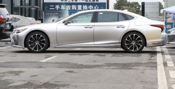 雷克萨斯LS外观设计凌厉，内在动力柔和，官方指导价81.1万