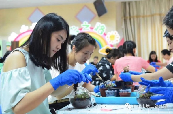 让植物住进生活——记广州市第二幼儿园工会庆祝教师节微景观DIY活动-幼师课件网第6张图片