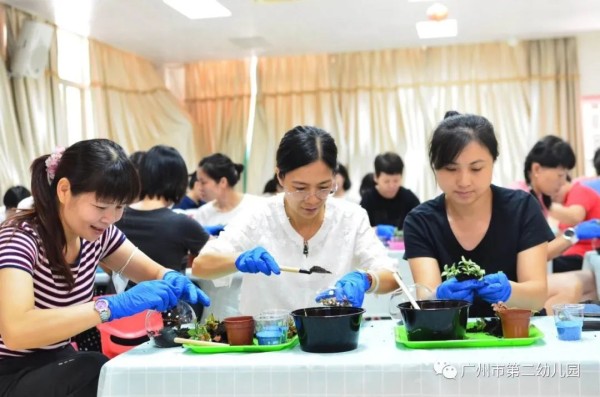 让植物住进生活——记广州市第二幼儿园工会庆祝教师节微景观DIY活动-幼师课件网第5张图片