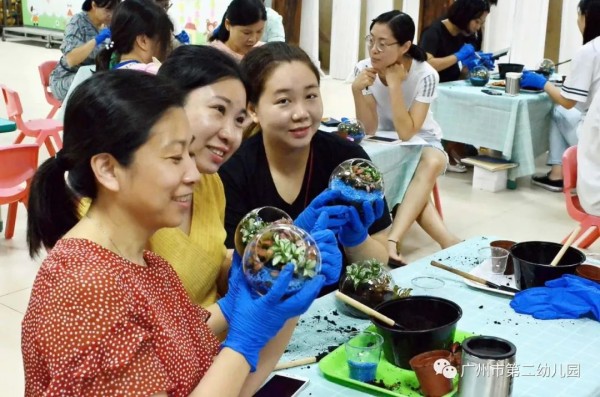 让植物住进生活——记广州市第二幼儿园工会庆祝教师节微景观DIY活动-幼师课件网第14张图片