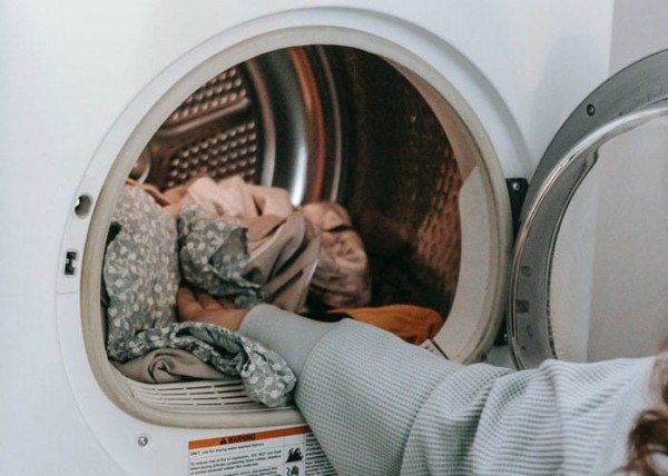 Una mujer quiere quitar los olores de la ropa