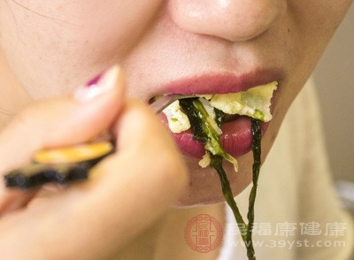 暴饮暴食的习惯，而长此以往容易导致肥胖，继而成为糖尿病的危险因素之一