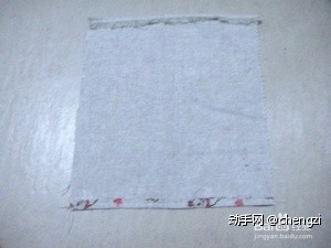 第二步：在短的那边把布条内折0.5cm，压一条线。