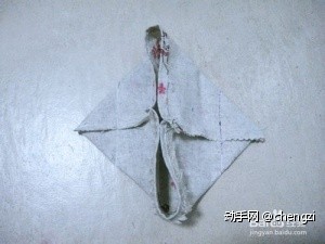 第四步：将布抓成下图的样子，距尖角4cm地方画一条线，车好。