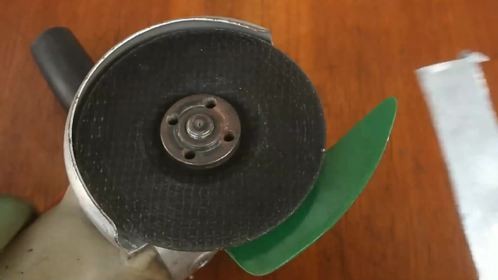 角磨机独特的使用方法，只需加上一个附件，手持切割就是稳