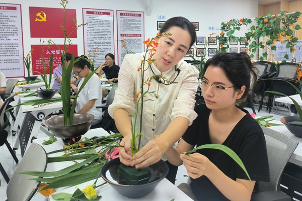 南宁职业技术大学送插花培训进社区。南宁职业技术大学供图