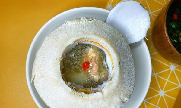 椰子煲老鸡的营养与做法（从食材选择到烹饪技巧，一步步教你如何做出美味的椰子煲老鸡）