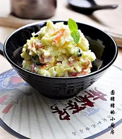 日式土豆沙拉 材料：马铃薯（土豆）350克 三明治火腿120克 黄瓜60克 胡萝卜50克 水煮蛋2颗 调味料：沙拉酱5大匙 青芥辣 挤约5CM长度 细盐1/4小匙（一点点就够了，火腿和沙拉酱有咸味 制作方法： 1.马铃薯去皮，切块。放入微波容器内，加盖高火叮5分钟。 2.放凉后，放入食品袋内用擀面棍擀成泥。 3.胡萝卜及黄瓜分别切小薄片，火腿切丁。 4.锅内烧开水，放入胡萝卜略烫，捞出用凉开水冲凉，沥净水备用。 5.鸡蛋冷水下锅，煮至十分熟，去壳切成小细末 6.将所有材料放入碗内，加入沙拉酱，青芥辣，盐