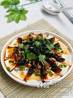 【香辣皮蛋拌豆腐】 主料：3个松花皮蛋1盒嫩豆腐 配料：1颗香菜1颗香葱1大匙蒜蓉1大匙辣椒粉1大匙植物油0.5大匙芝麻香油0.5茶匙盐0.5大匙生抽 1、豆腐切块。 2、皮蛋去壳切块(我先用水煮一下,这样先出来皮蛋比较容易定形) 3、锅内烧开水,把豆腐放上去蒸两分钟(要在碗上盖上保鲜膜,不要让水气进入) 4、蒜蓉,辣椒粉,盐,放入碗内,碗内烧热植物油乘油倒入调味碗内,制成蒜蓉辣油。 5、在蒸好的豆腐上放上皮蛋,倒上蒜蓉辣油,芝麻香油,香菜,香葱碎即可。