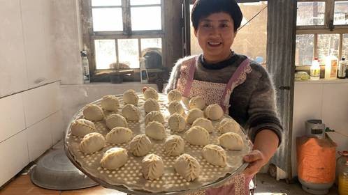 小徐两口子感冒没胃口，二舅变着花样做饭，今天做猪肉白菜蒸饺