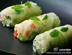 做饭很简单：【DIY碧玉蔬菜饭卷】材料:圆白菜叶2张、米饭半碗、青红柿椒各10克、香菜10克;做法:1.圆白菜放入开水锅中,焯水2分捞出,放入碗中加少许糖,米醋浸泡20分钟;2.炒锅烧热加少许油,下入切碎的青红柿椒炒香,加米饭,切末的香菜调入盐,蘑菇精翻炒均匀;3.将炒好的饭放在圆白菜叶上卷起来,切段即可~ @做饭很简单