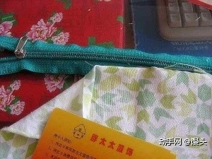 第四步：然后再剪一块比纸样窄一条的里布，把拉锁缝在上面，加上拉锁的宽度，和纸样一样大。拉锁正面缝法。 