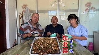 猪皮焖黄豆，东北最简单的家常菜，吃着香，配上大米饭超级下饭