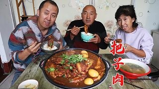 嘴馋露一手，炖上一锅大块把子肉，软烂入味，一口下去超满足