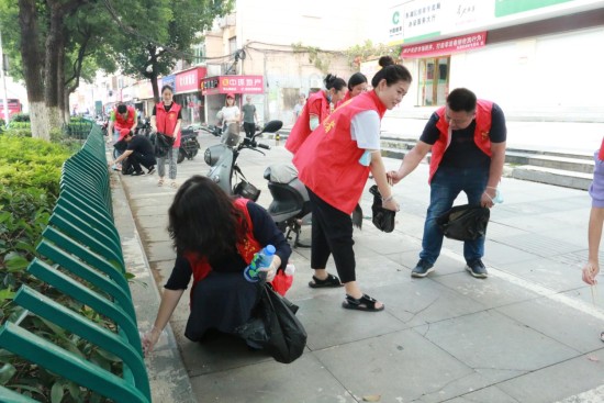  图为东湖区烟草局党员志愿者参与环保主题活动