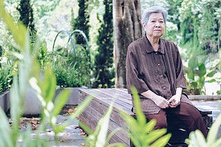 老年妇女在花园里休息. 亚洲老年女性在户外放松. 老年人的休闲生活方式.