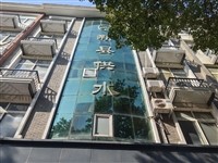 房子位于潢河南路，面对红旗飘飘，8间5层，适合酒店宾馆办公，有需要的可以联系我。