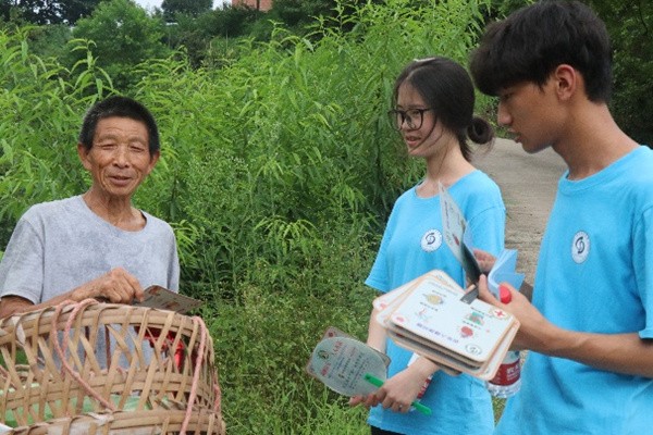 实践团成员与老人面对面交流。重庆财经学院供图